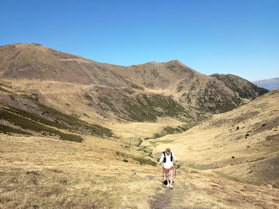 En course sur un sentier de montagne